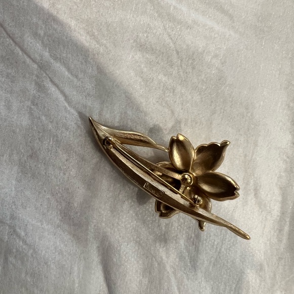 Vintage Signed Crown Trifari Narcissus Gold Tone Flower Brooch 2" Pin 3D RARE - Picture 5 of 8